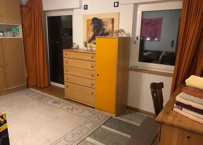 Aussichtszimmer Mit Modernem Glasbad Und Balkon