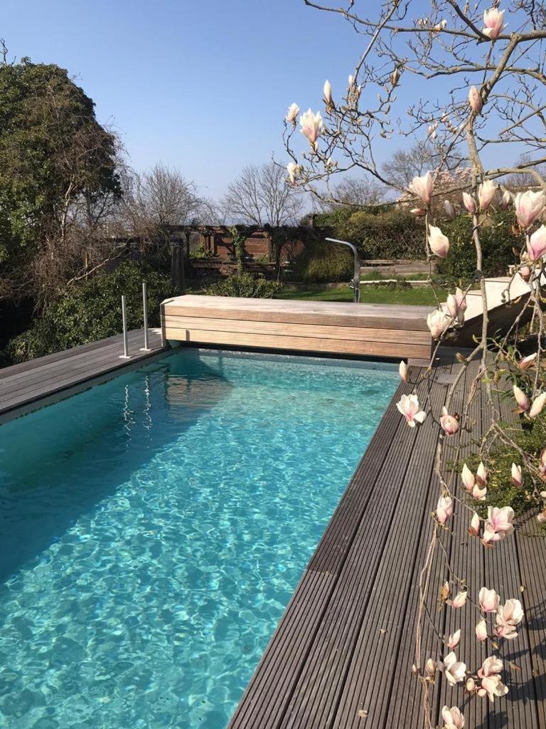 Aussichtszimmer Mit Modernem Glasbad Und Balkon Проживание в семье *