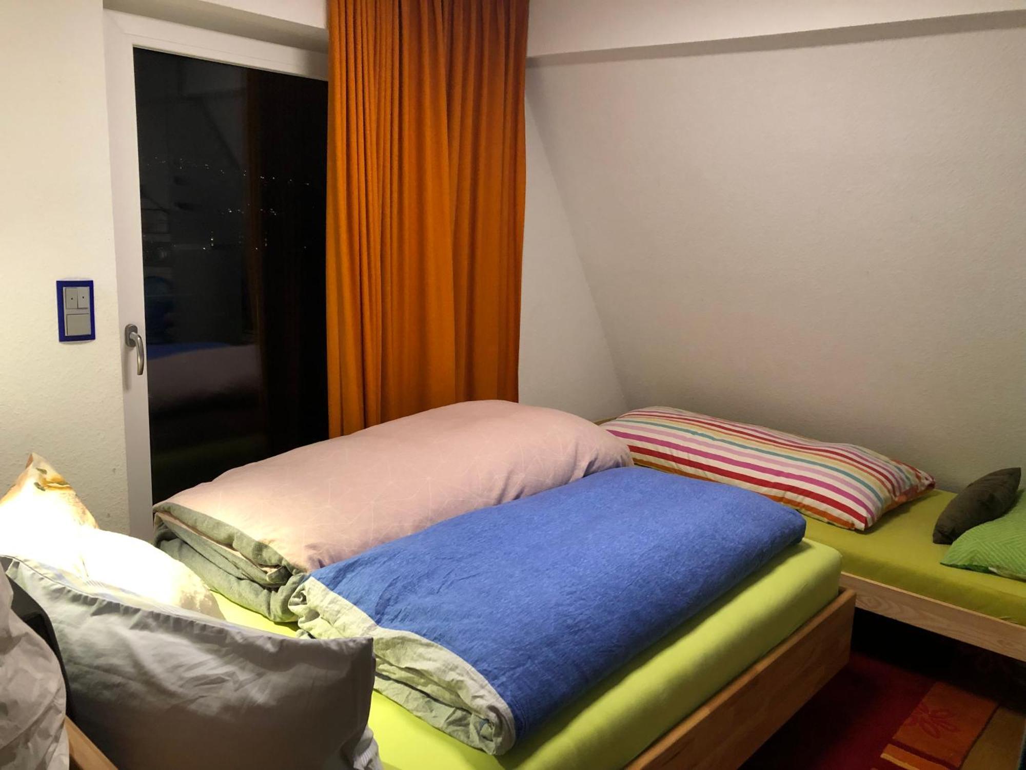 Aussichtszimmer Mit Modernem Glasbad Und Balkon Проживание в семье *