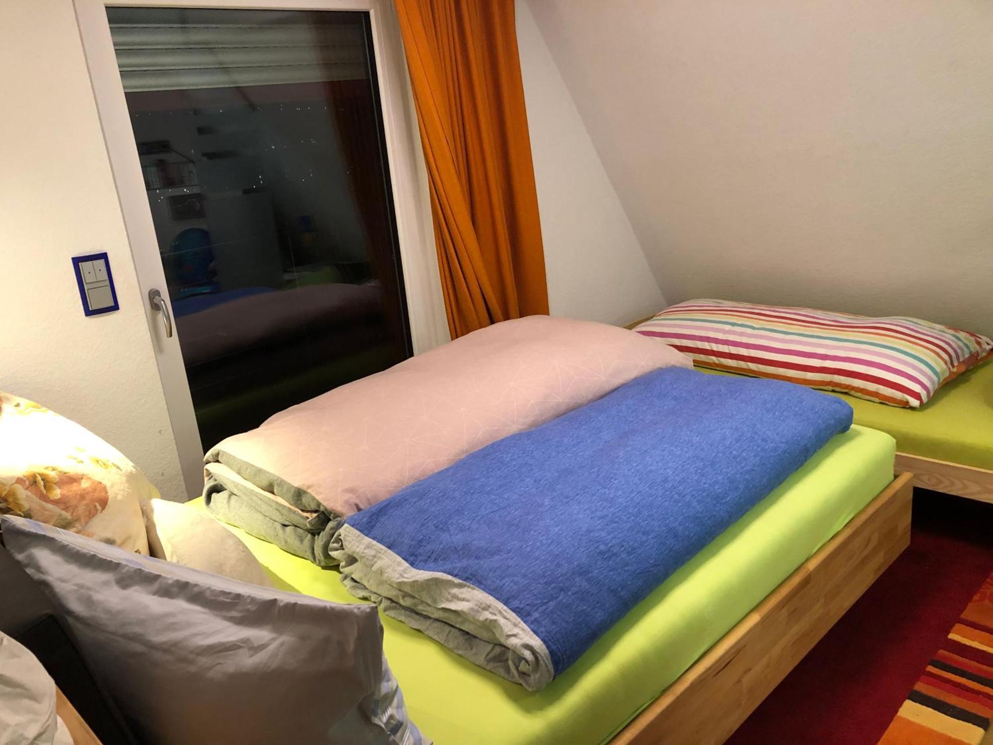 Aussichtszimmer Mit Modernem Glasbad Und Balkon Проживание в семье *